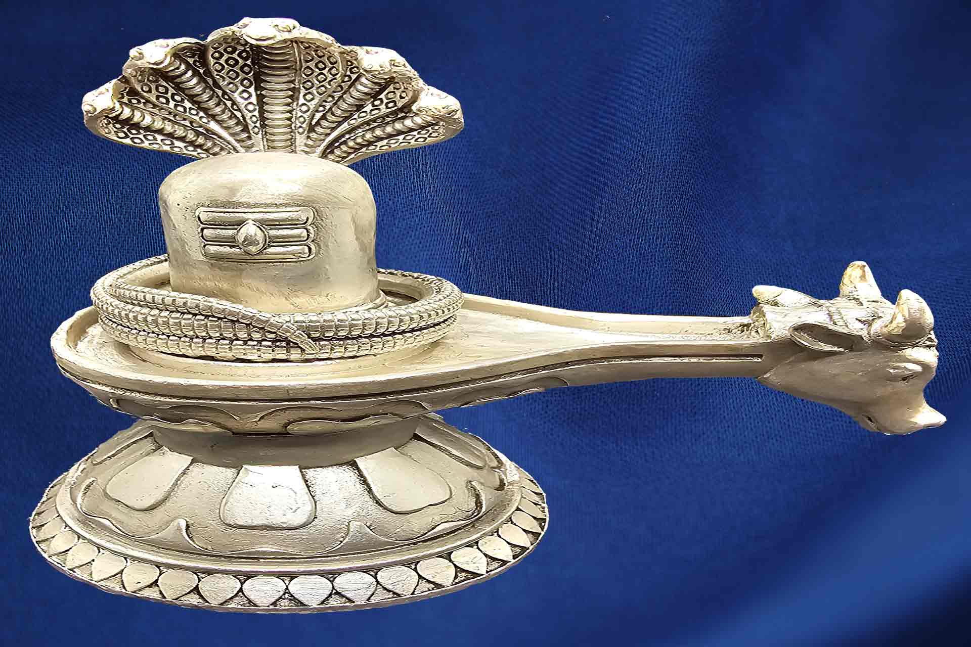 Chintamani Jewellers showroom with gold, silver, and diamond jewelry